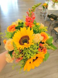 alt=&quot;Lebhafter Blumenstrau&szlig; mit strahlenden Sonnenblumen, leuchtenden Gerbera und charmanten L&ouml;wenm&auml;ulchen in Gelb-, Orange- und Lilat&ouml;nen&quot; alt=&quot;Blumenstrau&szlig; mit Sonnenblumen, Gerbera und L&ouml;wenm&auml;ulchen in fr&ouml;hlichen Gelb-, Orange- und Lilat&ouml;nen&quot; alt=