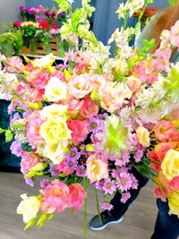 alt=&quot;Imposanter Blumenstrau&szlig; mit verschiedenen Rosen, Eustoma und Hyperikum in Gelb-, Orange-, Lila- und Pinkt&ouml;nen&quot; alt=&quot;Riesiger Blumenstrau&szlig; aus Rosen, Eustoma und Hyperikum, harmonisch arrangiert in leuchtenden Gelb-, Orange-, Lila- und Pinkfarben