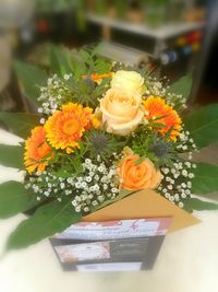 &lt;img src=&quot;bild-url.jpg&quot; alt=&quot;Rund gebundener Strau&szlig; in Apricot, Orange, Wei&szlig; und Blau mit Rosen, Germini, Disteln und Schleierkraut, erg&auml;nzt durch Pistazien- und Aralienbl&auml;tter.&quot; /&gt;&lt;img src=&quot;bild-url.jpg&quot; alt=&quot;Blumenstrau&szlig; in Apricot, Orange, Wei&szlig;/&gt;