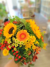 alt=&quot;Blumenstrau&szlig; mit orangefarbenen Gerbera und Sonnenblumen&quot; alt=&quot;Leuchtender Strau&szlig; aus orange Gerbera und goldgelben Sonnenblumen&quot; alt=&quot;Sommerlicher Blumenstrau&szlig; mit Gerbera und Sonnenblumen&quot;