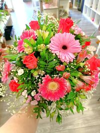 alt=&quot;Blumenstrau&szlig; mit wei&szlig;en Sposa-Gerbera, pinken Gerbera und cremefarbenen Rosenalt=&quot;Eleganter Blumenstrau&szlig; aus Sposa-Gerbera, pinken Gerbera und Rosen&quot; alt=&quot;Blumenarrangement mit wei&szlig;en und pinken Gerbera sowie cremefarbenen Rosen&quot;