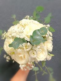 alt=&quot;Brautstrau&szlig; mit wei&szlig;en Rosen, wei&szlig;en Eustoma, Schleierkraut und Eukalyptus&quot; alt=&quot;Eleganter Brautstrau&szlig; mit wei&szlig;en Rosen und Eukalyptusbl&auml;ttern&quot;