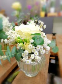 alt=&quot;Dekorierte Gl&auml;schen mit Schleierkraut, wei&szlig;en Eustoma und Eukalyptus f&uuml;r die Tischdeko&quot; alt=&quot;Romantische Tischdeko-Gl&auml;schen mit Blumen und Eukalyptuszweigen&quot;