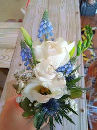 &lt;img src=&quot;anstecker.jpg&quot; alt=&quot;Anstecker mit wei&szlig;en und blauen Blumen&quot; /&gt; &lt;img src=&quot;anstecker.jpg&quot; alt=&quot;Eleganter Anstecker aus wei&szlig;en und blauen Bl&uuml;ten&quot; /&gt; &lt;img src=&quot;anstecker.jpg&quot; alt=&quot;Stilvoller Anstecker mit Blumen in Wei&szlig; und Blau&quot; /&gt;