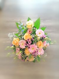 alt=&quot;Elegantes Gesteck aus rosa und cremefarbenen Blumen&quot; alt=&quot;Gesteck mit zarten rosa und cremefarbenen Blumen&quot; alt=&quot;Romantisches Gesteck aus rosa und cremefarbenen Blumen&quot; alt=&quot;Sanftes Gesteck mit rosa und cremefarbenen Blumen in harmonischer Kombi