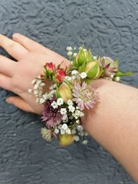 &lt;img src=&quot;armband.jpg&quot; alt=&quot;Armband geschm&uuml;ckt mit rosa und wei&szlig;en Blumen&quot; /&gt; &lt;img src=&quot;armband.jpg&quot; alt=&quot;Elegantes Armband mit rosa und wei&szlig;en Blumen&quot; /&gt; &lt;img src=&quot;armband.jpg&quot; alt=&quot;Romantisches Armband mit Blumen in Rosa und Wei&szlig;&quot; /&gt;