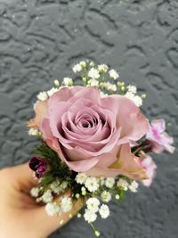 &lt;img src=&quot;anstecker.jpg&quot; alt=&quot;Anstecker mit rosa und wei&szlig;en Blumen&quot; /&gt; &lt;img src=&quot;anstecker.jpg&quot; alt=&quot;Eleganter Anstecker aus rosa und wei&szlig;en Blumen&quot; /&gt; &lt;img src=&quot;anstecker.jpg&quot; alt=&quot;Stilvoller Anstecker mit rosa und wei&szlig;en Bl&uuml;ten&quot; /&gt;