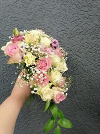 &lt;img src=&quot;brautstrauss.jpg&quot; alt=&quot;Brautstrau&szlig; aus rosa und wei&szlig;en Blumen, abflie&szlig;end gebunden&quot; /&gt; &lt;img src=&quot;brautstrauss.jpg&quot; alt=&quot;Eleganter Strau&szlig; in Rosa und Wei&szlig;, abflie&szlig;end arrangiert&quot; /&gt; &lt;img src=&quot;brautstrauss.jpg&quot; alt=&quot;Romantischer Brautstrau&szlig;